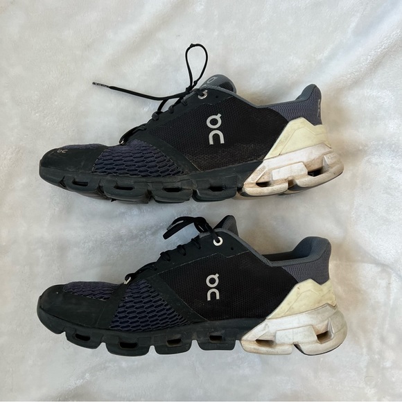 On Running Cloudflyer Men's Black / White Sneakers, Men's Size 10.5 - Picture 3 of 8